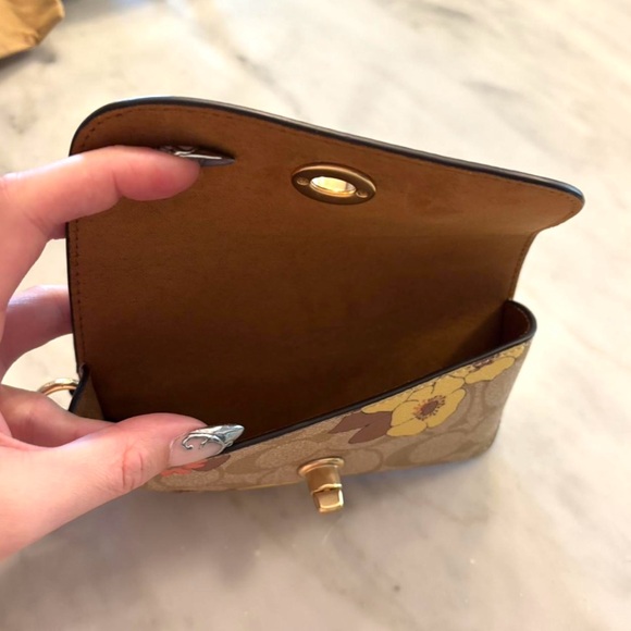 COACH SUNGLASS CASE IN SIGNATURE CANVAS FLORAL PRINT - Picture 3 of 3